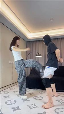 【繁花似锦】素人妹妹小白鞋踢踹踩 bf57186