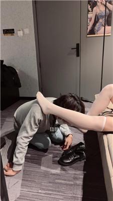 【奈七酱】私人影院白丝踩顾客狗 JS251024-22