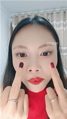 【诗诗】怼脸盯口水中指羞辱    251103-17