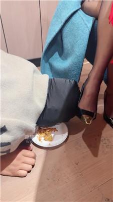 【蜜糖情侣】包厢桌底伺候主人吃饭 JS251202-22