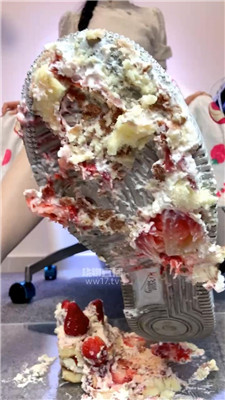 【秋黎】空军肉丝脚踩蛋糕喂食    251229-10